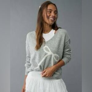 American Eagle Gray Bow Knit Sweater Size M • Long Sleeve Soft Pullover • Cute